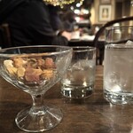 ジャズクラブダフネ - 焼酎（芋）ロック：600円＋チェイサー，ミックスナッツ：500円