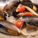 Blueno Oriental Bistro - 2024.12 ムール貝とアサリのレモングラス白ワイン蒸し