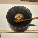 鮨のしはち - かすべ という初めましてのお魚に、金目鱗の素揚げがトッピング