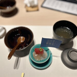 鮨のしはち - 3日間煮込んだ魚のお吸い物
      系列シハチ鮮魚店のミニ海鮮丼
      海鮮丼にお吸い物をかけるのがオススメみたいです！