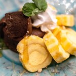Blueno Oriental Bistro - 2024.12 デザート盛り合わせ（マンゴーロールケーキとガトーショコラ）