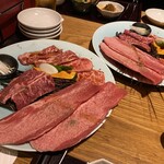 焼肉トラジ 田町店 - お肉はひとり一皿でテーブルに乗り切らない勢い笑