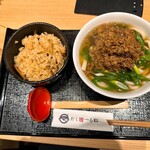 だし処 つる松 - 肉うどん＋炊き込みご飯