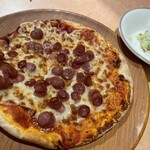 サイゼリヤ - ソーセージのピザ¥400と野菜ソース¥100