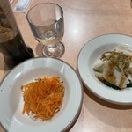 サイゼリヤ - ニンジンのラペ¥200と、チキンとわかめの野菜ソースあえ