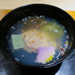 椀物、千葉県産の蛤に蓬麩葛粉でとろっとしていて
          上品な出汁と蛤の旨み、海藻の風味も豊かです
          