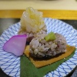 華丸吉日 - 箸休め、白海老と煮穴子の雑穀米握り
      