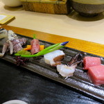華丸吉日 - お造り、手前から中トロ、烏賊、蛸、ベビーアスパラの牛肉巻き、子持ちシャコ、烏賊の墨塩