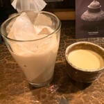 タイニーカフェ - アイスチャイ、プリン