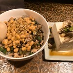 タイニーカフェ - 納豆丼煮卵付き、冷奴