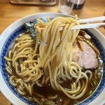 自家製中華そば としおか - ツルシコの中太ストレート麺。