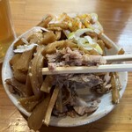 自家製中華そば としおか - 下にはチャーシューがどっさり隠れています。