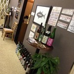 まぐろ専門店 MEGRO -  表には全国各地のお酒がずら～り。旨い鮪と旨いお酒はここＭＥＧＲＯで。