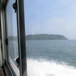 いっぷくどう - 琵琶湖を心地よいしぶきをあげて走ることおよそ１０分。
       船は沖島の玄関口、沖島港に到着です。