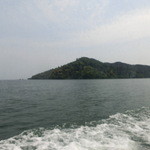 いっぷくどう -  琵琶湖を心地よいしぶきをあげて走ることおよそ１０分。
       船は沖島の玄関口、沖島港に到着です。