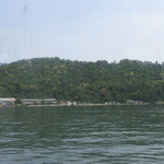 いっぷくどう -  琵琶湖を心地よいしぶきをあげて走ることおよそ１０分。
       船は沖島の玄関口、沖島港に到着です。