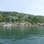 いっぷくどう -  琵琶湖を心地よいしぶきをあげて走ることおよそ１０分。
       船は沖島の玄関口、沖島港に到着です。