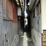 いっぷくどう -  こんな家の合間をくぐって進むとお店にたどり着けます。