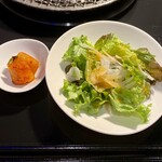 やきにく 高倉 - ランチ　サラダ・キムチ