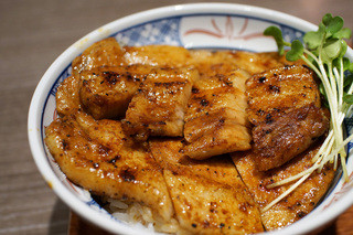 Maruya - 平牧三元豚 ロース＆バラの炭火焼き豚丼