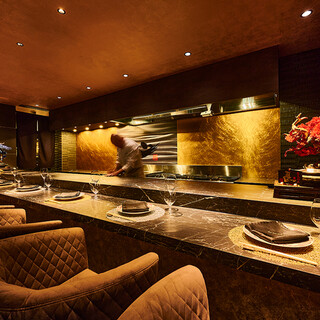 大人の落ち着いた雰囲気でお愉しみいただけるカウンター席