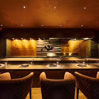 カウンター席は臨場感あり、落ち着いた中でお食事を楽しめます