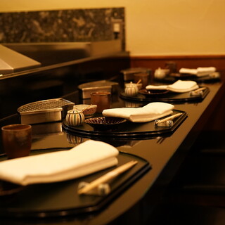 「カウンター席」天真から続く老舗気配を残す落ち着いた趣