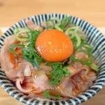 中華そば 樹々 - レアチャーシュー丼。ラーメンのチャーシューと違ってチャーシューに塩味がついていた？個人的には少し塩辛かったかな