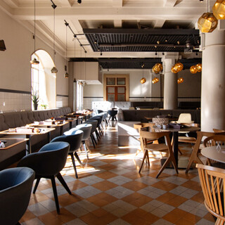 クラシックとモダンが調和した、非日常感を味わえる空間