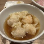 支那蕎麦 澤田 - 大ぶりの絶品雲呑　左←肉　右→海老