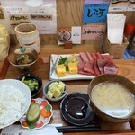 天然本マグロ専門店 司 - 副菜も牛筋、さつまいも、青菜のおひたし等美味しい。