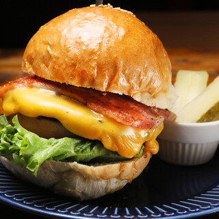 準グラ受賞★栄光のバーガー♪カッコなんて気にせず、ガブり！