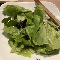 近江うし 焼肉 にくTATSU 青山本店 - サラダ、野菜の味も美味しい