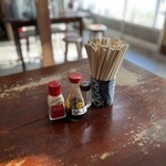 야마시로야 식당 - 테이블 후추와 간장, 소스가 담긴 용기