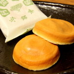 阿闍梨餅本舗 京菓子司 満月 - もっちりとした生地と甘すぎない、あっさり風味の丹波大納言小豆の粒餡とが見事に調和した阿闍梨餅は不朽の名作といえよう