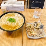 うどんや 大門 - かけ・天ぷら、900円。