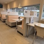 北陸食堂 - 今風の食堂です。一面窓なので国道から丸見え？