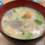 すし鶴 - 粕汁ちゃうで〜
      トン汁、白みそ仕立て