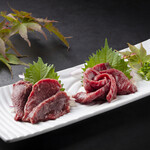 黒船 - 馬刺し２種盛り合わせ（赤身・霜降り）