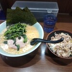 千家 - 注文品一式(左:ラーメン(並・レン草増)右:チャーシューめし)