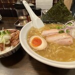 麺屋 承太郎 - 白金ラーメン。ミニ豚丼。うまい！