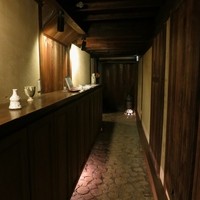 日本料理 新 -  店内に入りダイニングまではこの通路を通ります。