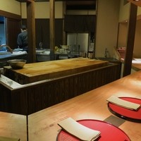 日本料理 新 -  厨房を囲んだカウンターです。調理をしているところが良く見れます。