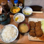 藤乃木 - 塩やソースで衣の食感も味わいたかったので、今日はおろしは別盛り。たくあんが今日は1枚だった。