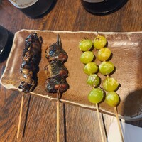 新宿うな鐵 はなれ - （左から）きも焼き、かぶと、銀杏