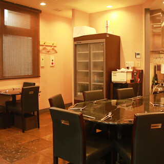 ゆったりと寛げる隠れ家的空間。デートや少人数でのご利用にぜひ