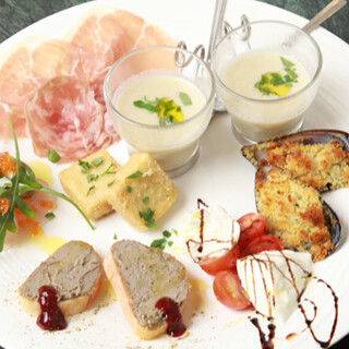 本場のイタリア料理を再現した盛り合わせは色とりどりの美味しさ