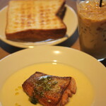 THE DAILY. - 料理写真:サーモンのソテーレモンクリームソースジェノベーゼ炭焼きトースト