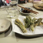 シロクマ食堂 -  山菜の天ぷら（こごみ、わらび、うど）