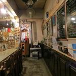 シロクマ食堂 - 奥には小さいながらテーブル席もあります